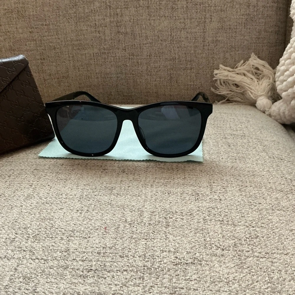 Gucci Black Wayfarer Sunglasses Timeless Design - Picture 9 of 10